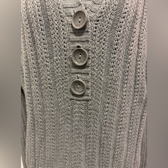Sonoma Gray V-Neck Sweater with Cable Knit Pattern - Picture 4 of 13